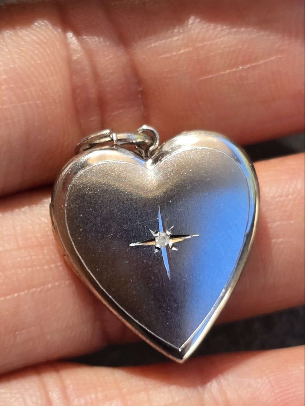 Brushed 925 sterling silver diamond star/sun burst center heart locket - Picture 11 of 16